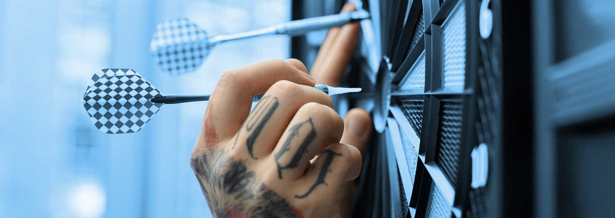 Close-up tätowierte Hand mit Dartpfeil